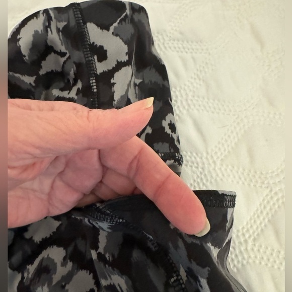 Chicos Zenergy Black/Gray/White Floral Athletic Crop Legging Pant Womens 3 US 16 - Picture 4 of 6